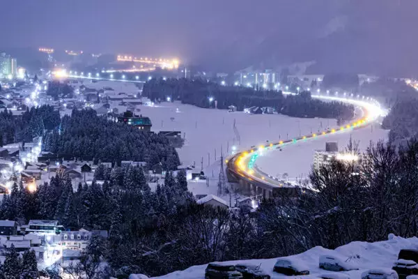 ハマると“壮絶な渋滞”に!? 「冬の関越道」猛烈スキー渋滞を突破する方法 絶対注意の「ここから冬タイヤ規制」
