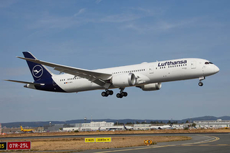 「最新鋭旅客機」が駐機中に突如“ひざまずく”！ 前脚が折れ機首が激突“衝撃の瞬間”が公開 「こんなことが…」SNSも唖然