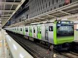 「なぜ電車は「ピタリと同じ位置」に止まれるの？ 実は運転士の“神業”と最新システムの二人三脚！ 知られざる驚きの仕組み」の画像1