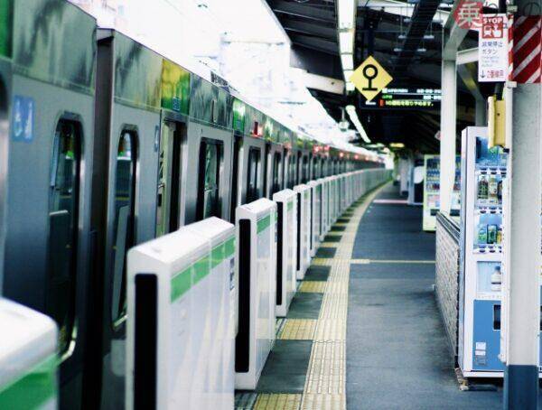 なぜ電車は「ピタリと同じ位置」に止まれるの？ 実は運転士の“神業”と最新システムの二人三脚！ 知られざる驚きの仕組み