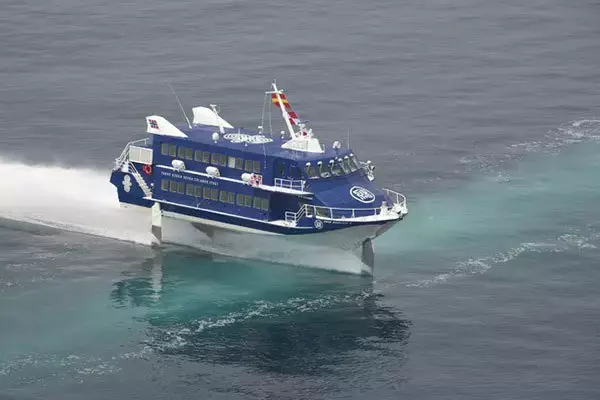 高速ジェット船で「貨客混載」東京～大島で開始 手軽に荷物ぶっ飛び輸送！ 東海汽船