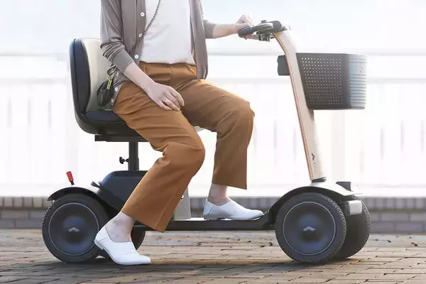 歩道走れる4輪「スクーター」登場 最高速度6km/h シニアカーとも違う選択肢