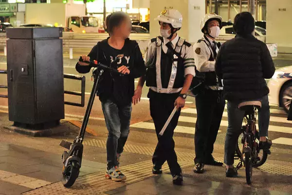 夜の六本木は“モビリティのカオス” 警視庁の取締りに密着 歩道ゆく電動キックボードに自転車