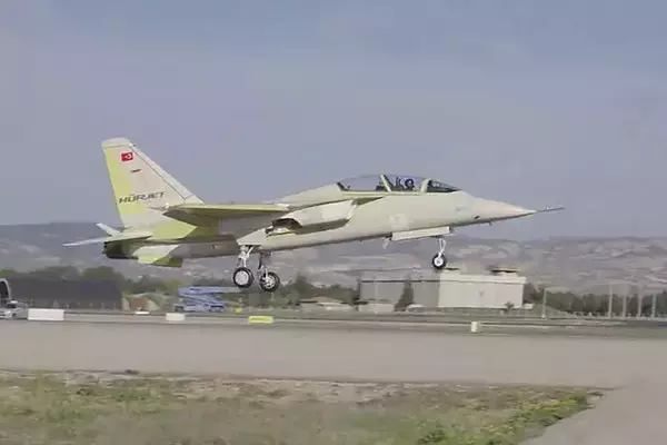 飛んだ！ トルコ初のジェット機「ヒュルジェ」初飛行に成功 計画では軽攻撃機にも