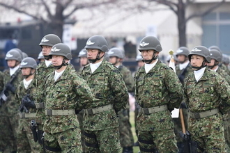 自衛官が式典の際に着けているカラフルなスカーフの意味って？ 実は“激レア色”は白…？ それぞれの意味