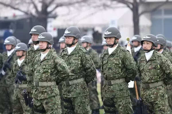 自衛官が式典の際に着けているカラフルなスカーフの意味って？ 実は“激レア色”は白…？ それぞれの意味