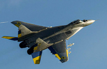 ロシア軍の「最新鋭ドローン」を正攻法で撃ち落とす動画をウクライナ軍が公開 戦闘機はやはり重要