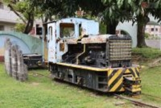 沖縄に昔から「鉄道」あったっけ…？ 那覇の保存ディーゼル機関車の謎 キモは“車両の下”にあり!?