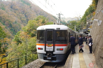 「JR屈指の長大ローカル線」で “急行”が運転へ 特急型車両が閑散駅に次々と停車！ 今秋は一味違う