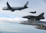 「日本と違う道へ… イタリアが新型空中給油機にエアバスを採用！ ボーイング製KC-46Aを見限った切実な理由」の画像1