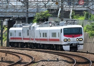 「装甲列車みたい！」SNSで話題の凸凹車両「マヤ50形」とは？ レーザーで安全を守る“光オイラン”の秘密
