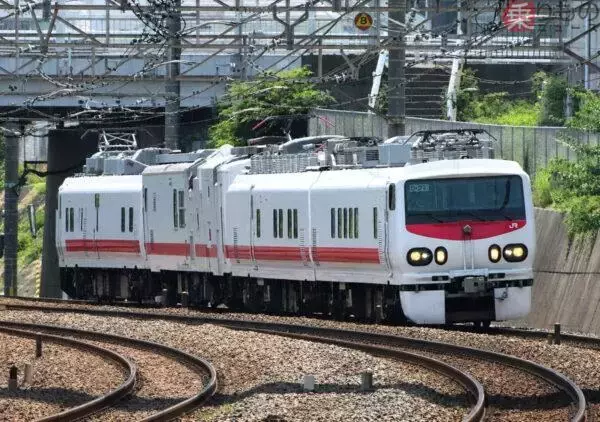 「装甲列車みたい！」SNSで話題の凸凹車両「マヤ50形」とは？ レーザーで安全を守る“光オイラン”の秘密
