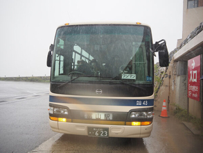 標高2450mを走る「後ろが超レアなバス」とは？ 世界に4台だけ、うち3台が車歴20年 今後の行方を責任者に直撃！
