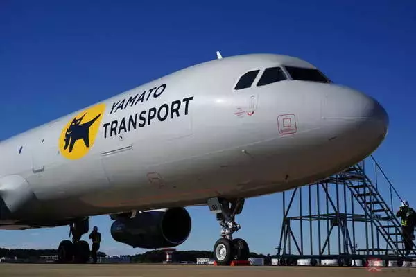 「ヤマトの貨物機」の全容ついに公開！ 尾翼に「クロネコ」、意外と広い機内…でもなぜ飛行機？