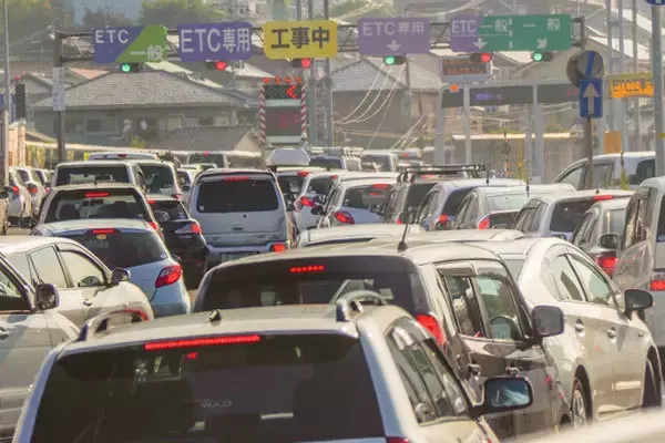 年末年始の高速道路に異変？ 渋滞予測「帰省ラッシュのズレ」顕著 激混み“最悪の日”とは