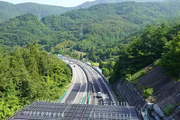 高速道路上に「なかったはずのトンネル」が出現!? 風景がめちゃくちゃ変わる大工事 これからスゴイことに!?