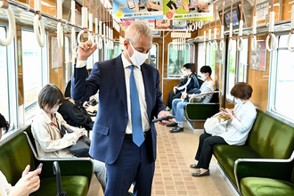 「ハンキューベリーマッチ」鉄道大好きアメリカ大使 阪急電車にご満悦 気に入ったポイントは