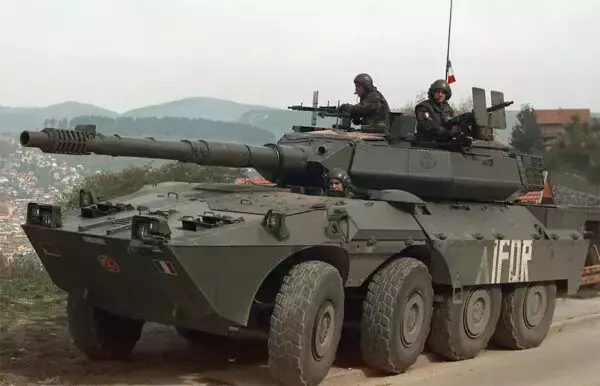 ウクライナ軍が“ゴテゴテ装備”で強化した伊製の装甲車を初公開！ 不要論を否定する予想外の使用法とは!?
