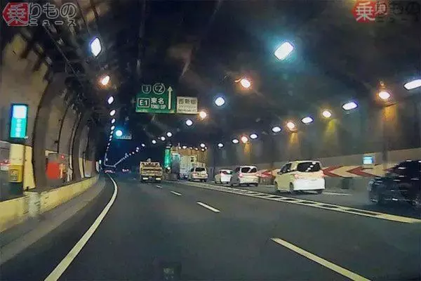 首都高の「高級外車」がトンネル内で大炎上！ “火だるまになる”恐怖の一部始終を捉えた映像が公開 ドライバーに批判も