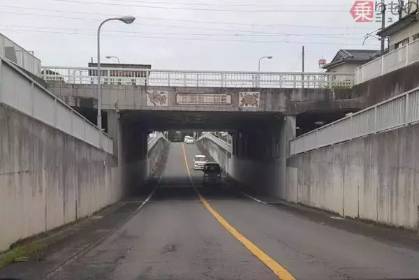 たった30cmで愛車停止!? 豪雨で走行NG「アンダーパス冠水」の知られざる恐怖 「このくらい平気」が命取りに？