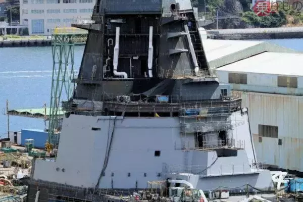 海上自衛隊「空前の巨大戦闘艦」の姿が見えた！ 従来型と全然違う“特異な形”なのに乗員が20％減るワケ