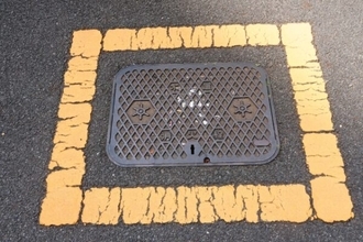 マンホールの蓋なぜ「丸い」？ 四角だと“致命的な弱点”が！ 街中に隠された完璧な安全設計