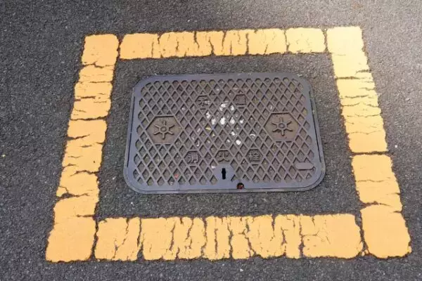 マンホールの蓋なぜ「丸い」？ 四角だと“致命的な弱点”が！ 街中に隠された完璧な安全設計