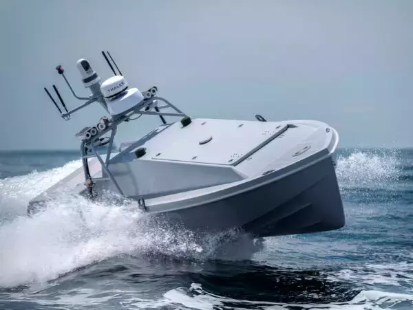 米軍最強ヘリの乗員を助けたのは「無人ボート」!? 史上初の“ロボットレスキュー” 次世代戦の主流となるか？