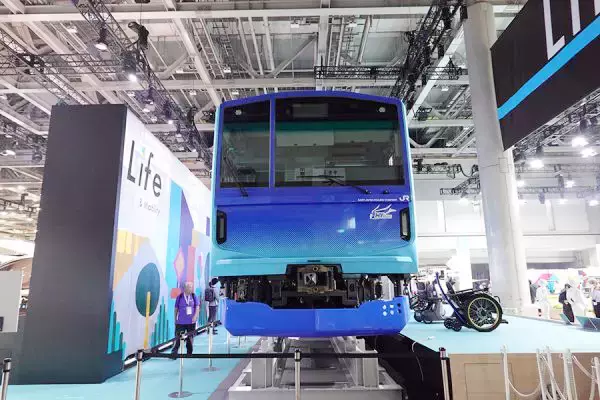日本初の「水素電車」ついに営業運転へ 実証5年 1回の充填で「約70km走行」 新型も