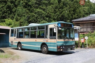 埼玉県屈指の「秘境バス路線」廃止へ 車体ギリギリの“激セマ山道”を走行！ 終点では珍しい特徴も
