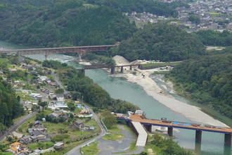 え、リニアの真横に「廃線」が…？ 大正・昭和・令和の橋が並ぶ“密集地帯” 500年前の城跡から一望！