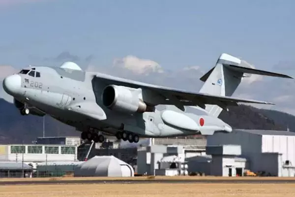 「無数のレドームが異様！ 巨大化した空自の新“カモノハシ”「スタンド・オフ電子戦機」まだ完成じゃない今後の計画」の画像