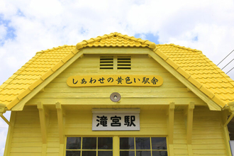 「なんてことを…」SNSも住民も騒然！ 築100年の名駅舎「ド派手色に塗り直し事件」実は過去にも炎上!? 仕掛け人の思い