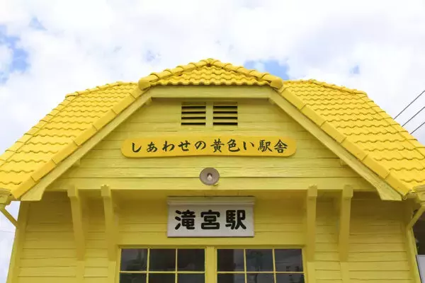 「なんてことを…」SNSも住民も騒然！ 築100年の名駅舎「ド派手色に塗り直し事件」実は過去にも炎上!? 仕掛け人の思い