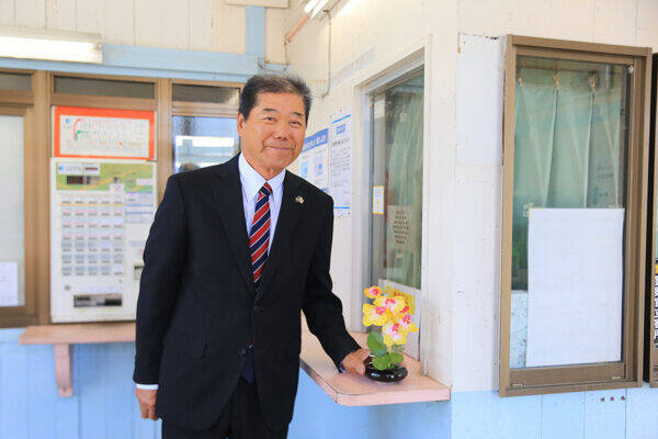 「なんてことを…」SNSも住民も騒然！ 築100年の名駅舎「ド派手色に塗り直し事件」実は過去にも炎上!? 仕掛け人の思い