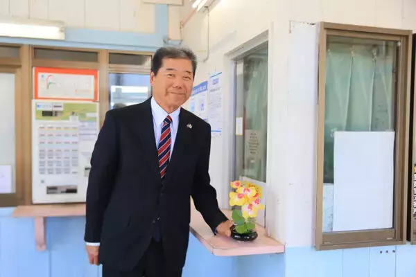 「「なんてことを…」SNSも住民も騒然！ 築100年の名駅舎「ド派手色に塗り直し事件」実は過去にも炎上!? 仕掛け人の思い」の画像