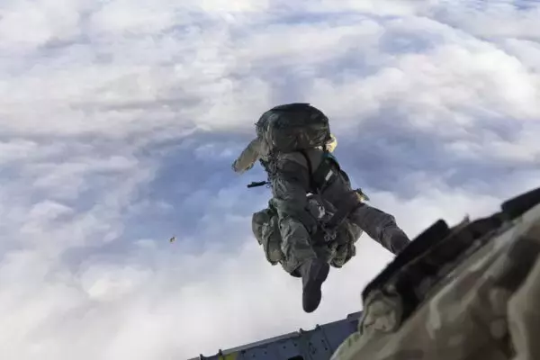 世界一の孤島にいる感染症患者を救え！ 英軍「1万km先の飛行場ない島」に一大空挺作戦を実施！