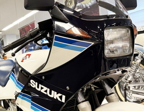 こ、これが市販車なのか…？ スズキの伝説「チョー速い250」を覚えているか 読めないモデル名も衝撃!?