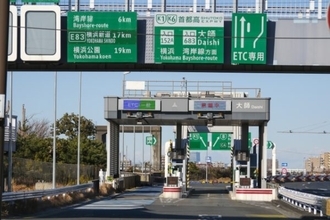 なぜ高速看板は青じゃない？「目に優しい」は俗説です！ じつは60年前の検証結果が由来