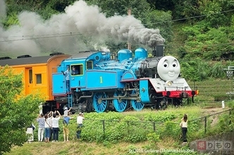 「お座敷トーマス」出発！ 日英の歴史と文化が列車で融合 ボックス席を畳敷きに