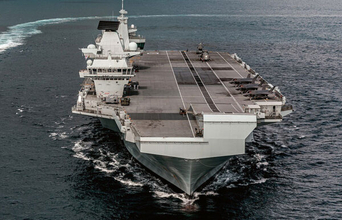 小泉防衛相 英空母「クイーン・エリザベス」を初視察！「圧巻の景色」と感想 防衛省が画像を公開
