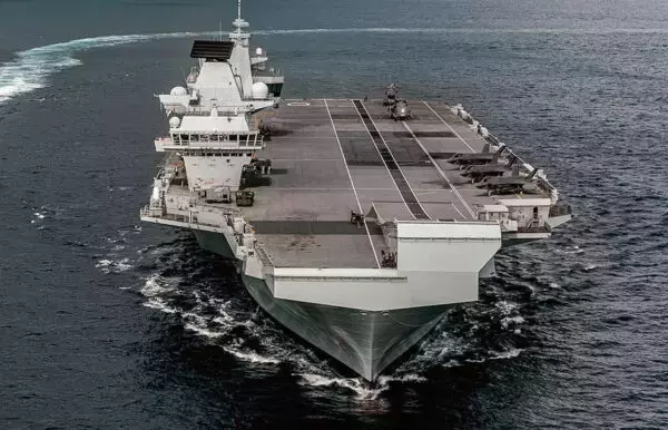 小泉防衛相 英空母「クイーン・エリザベス」を初視察！「圧巻の景色」と感想 防衛省が画像を公開