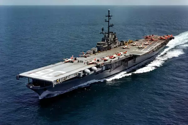 なぜ空母の甲板は2種類ある？ 空母化した「かが」が米原子力空母と違う形の理由