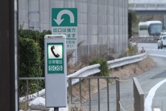 なぜ“スマホ全盛の時代”にまだ残ってる？高速道路の「非常電話」に隠された絶対的なメリット！