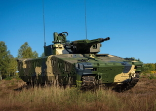 「戦闘車両の天敵を撃ち落とせ！」ドイツ兵器大手が既存砲塔でのドローン撃破を披露 “エアバースト弾”の威力を動画で公開