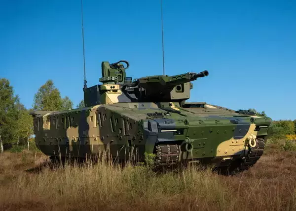 「戦闘車両の天敵を撃ち落とせ！」ドイツ兵器大手が既存砲塔でのドローン撃破を披露 “エアバースト弾”の威力を動画で公開