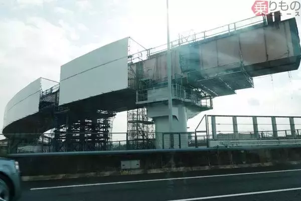 伊勢湾岸道の上で巨大な橋げたが「ピタッ」とハマる！ 圧巻の「激レア映像」が公開 西知多道路つなぐ「東海JCT」