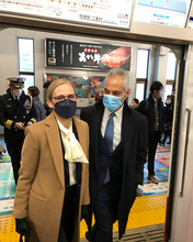 無類の電車好きエマニュエル米国大使 京急使って横須賀へ 市長も駅でお出迎え