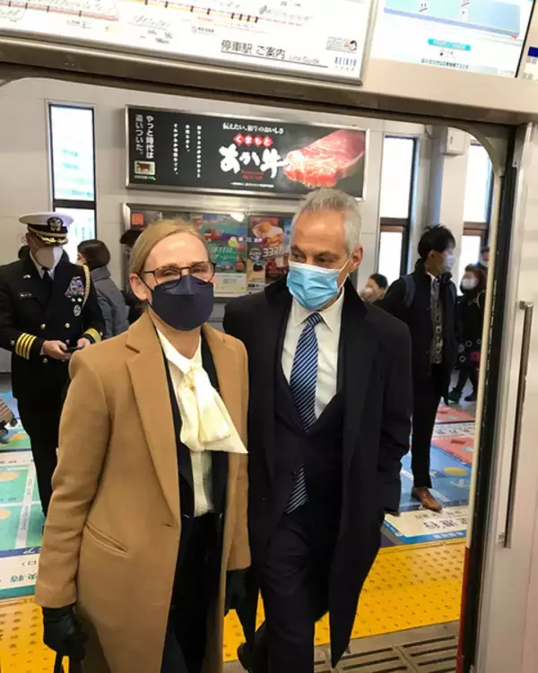 無類の電車好きエマニュエル米国大使 京急使って横須賀へ 市長も駅でお出迎え