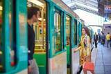「パリの電車バスは「油断ならない」 在住の日本人女優 ならではの“クセ”と“コツ”を解説 「乗りますアピール」が大事!?」の画像1